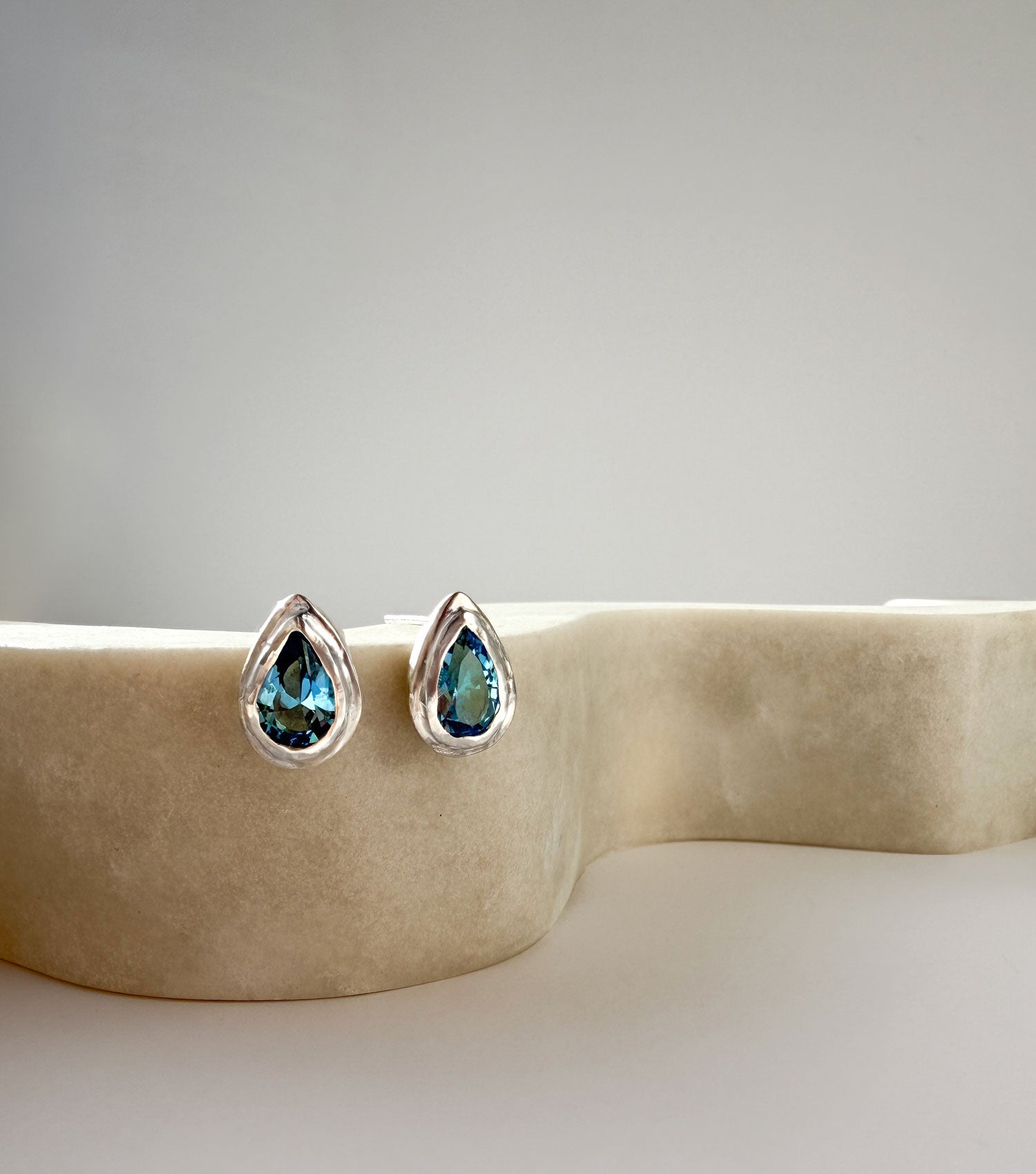 DRIFT STUDS - PEAR CUT SWISS BLUE TOPAZ